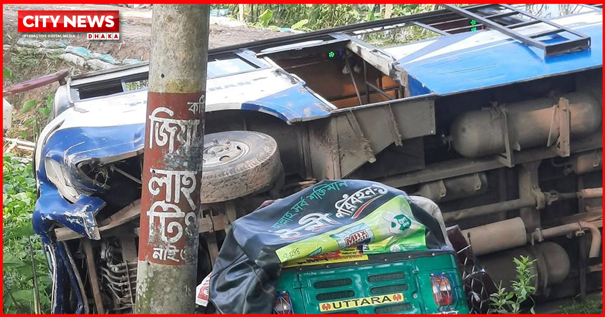বাসের ধাক্কায় একই পরিবারের তিনজনসহ নিহত ৬