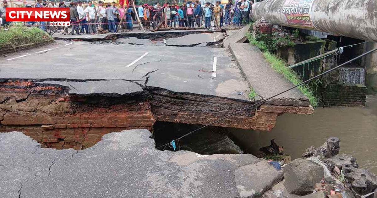 চট্টগ্রামে ভারী বর্ষণে ভেঙে গেল ব্রিজ, যান চলাচল বন্ধ