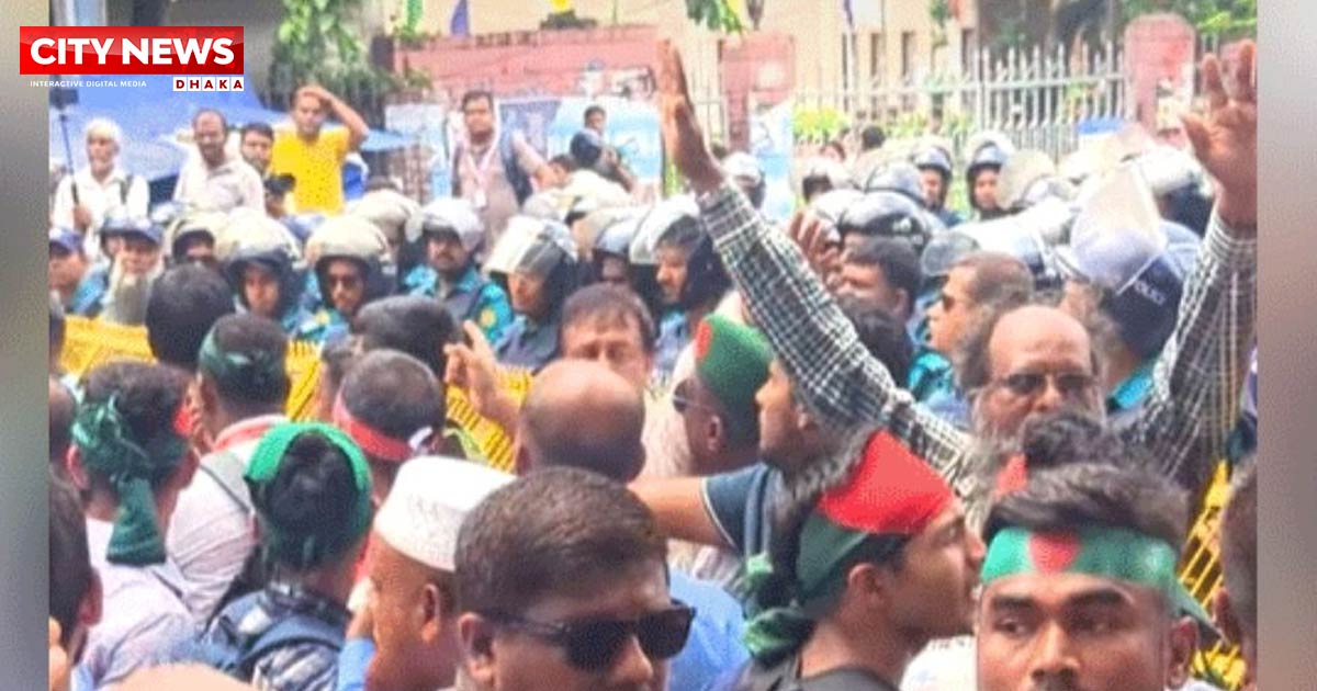 চাকরিচ্যুত বিডিআর সদস্যদের যমুনা অভিমুখে পদযাত্রায় পুলিশের বাধা