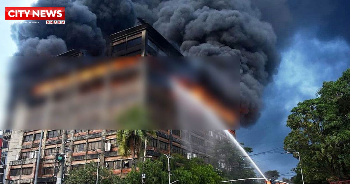 ৭  ঘণ্টায়ও নিয়ন্ত্রণে আসেনি আগুন, জ্বলছে দাউ দাউ করে