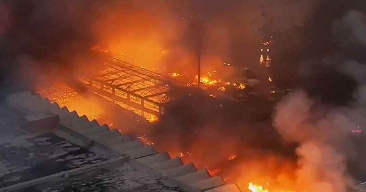 দাউ দাউ করে জ্বলছে শাহজালালের আগুন, চার ঘণ্টায়ও আসেনি নিয়ন্ত্রণে