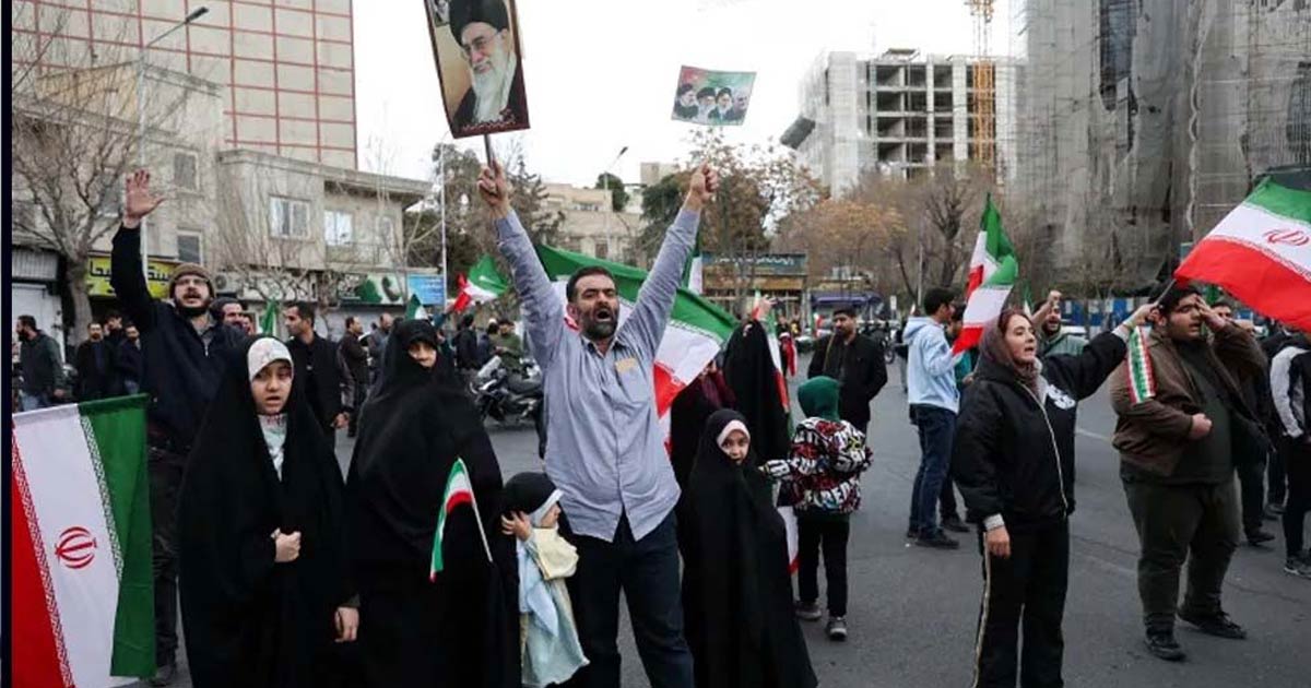 ট্রাম্পের ক্ষমতা দখলের আহ্বানকে বৃদ্ধাঙ্গুলি দেখালেন ইরানিরা