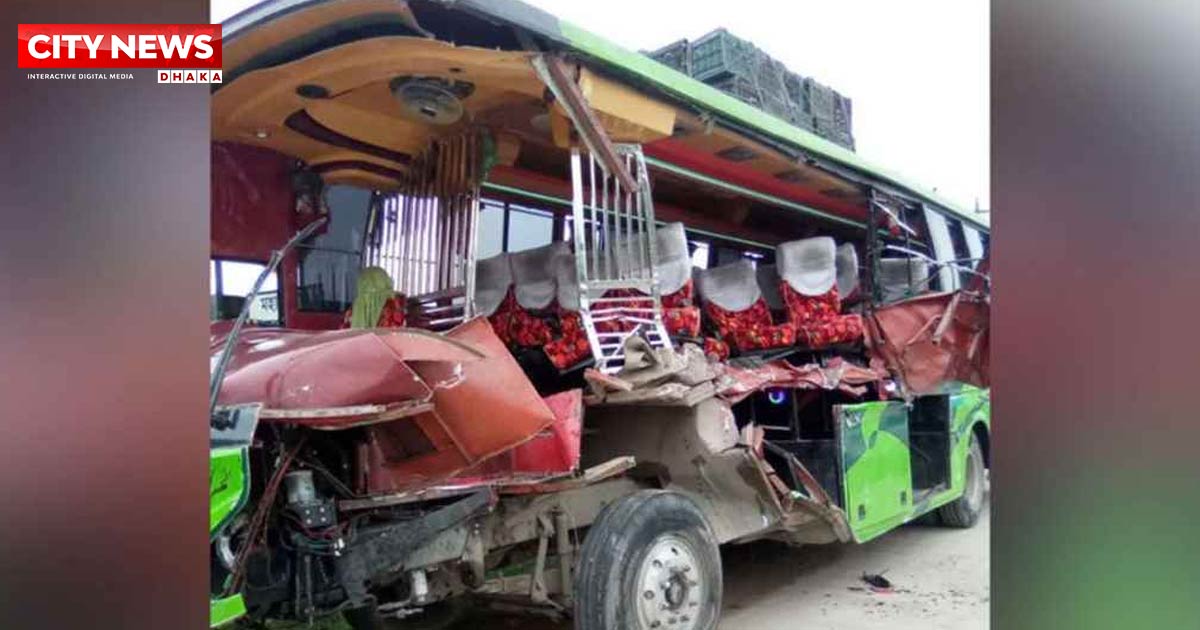 ট্রাক ও পুলিশের গাড়িতে বাসের ধাক্কায় নিহত ২, আহত ৭