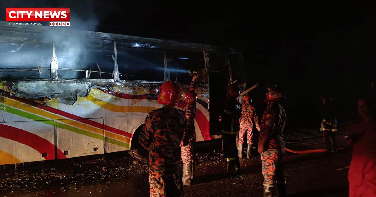 ফরিদপুরে দুর্ঘটনায় জব্দকৃত  বাসে আগুন