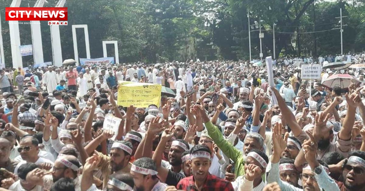 ‘মার্চ টু সচিবালয়’ এ অংশ নিতে শহীদ মিনারে শিক্ষকদের ঢল