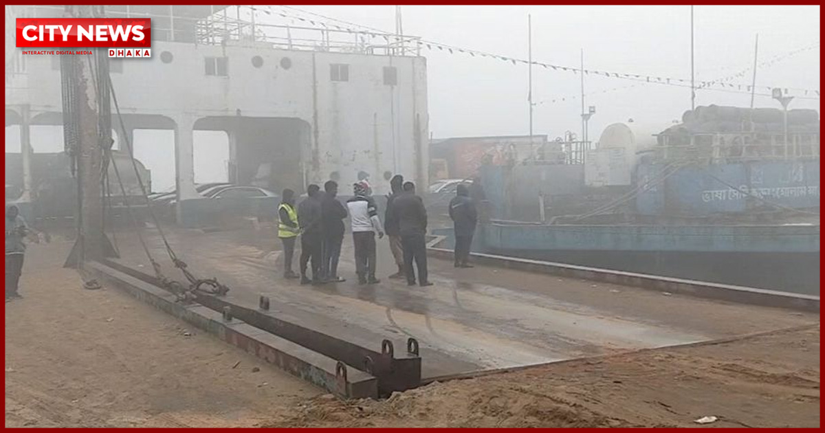 ঘন কুয়াশায় রাত থেকে দুই নৌপথে ফেরি চলাচল বন্ধ