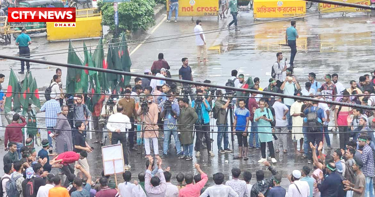 শাহবাগ অবরোধকারীদের ছত্রভঙ্গ করল পুলিশ