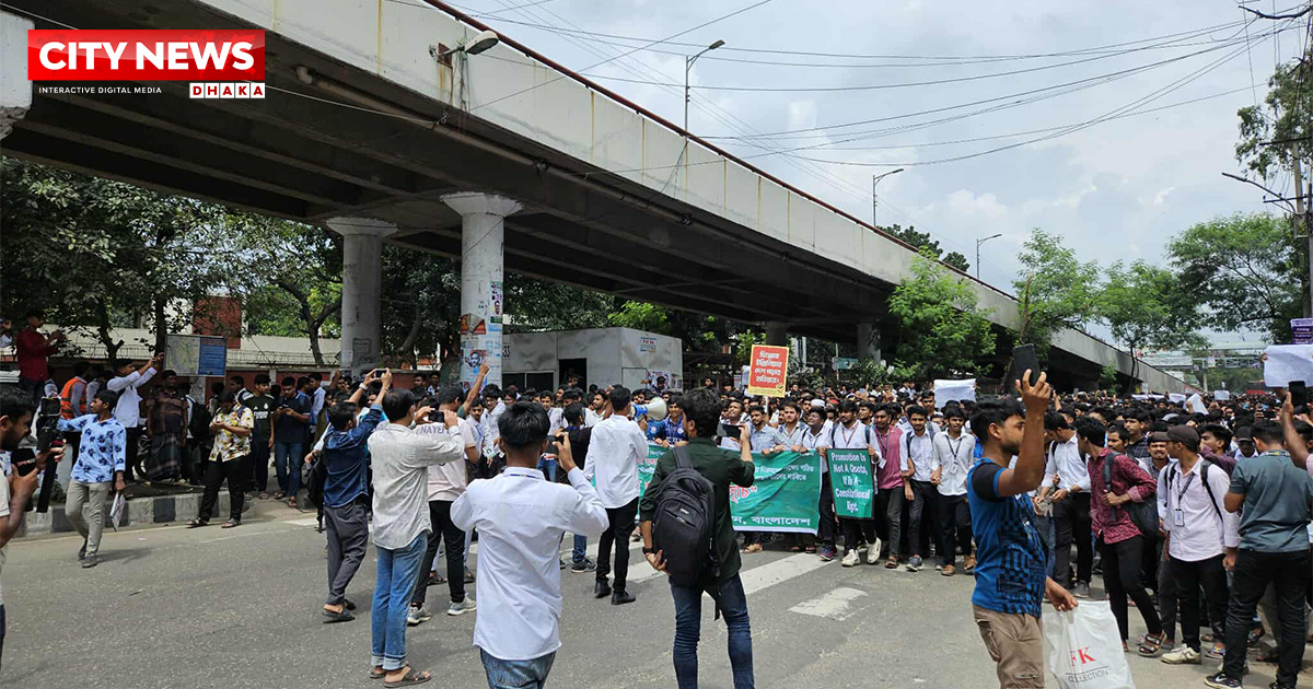 তেজগাঁওয়ের সাতরাস্তায় ঢাকা পলিটেকনিক ইনস্টিটিউটের শিক্ষার্থীদের সড়ক অবরোধ