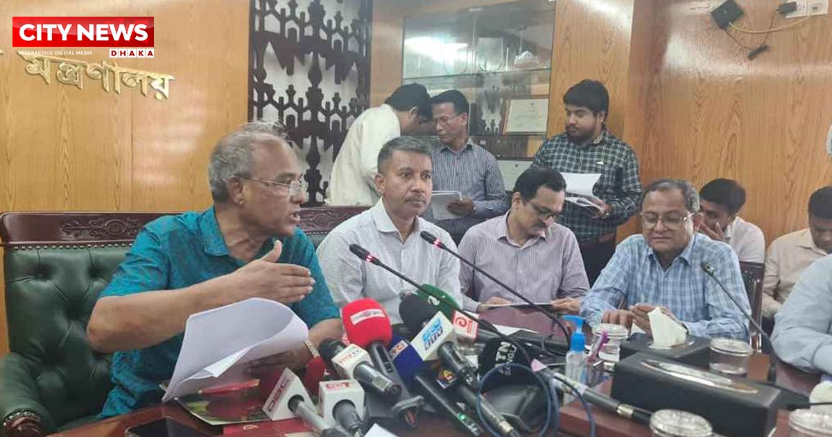 যাচ্ছে সার-ওষুধ-চাল, আসছে ইয়াবা: কৃষি উপদেষ্টা