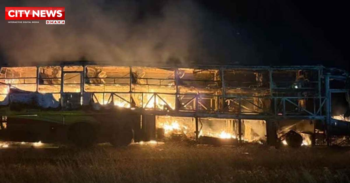 জ্বালানি ট্যাংকে মোটরসাইকেলের ধাক্কায় বাসে বিস্ফোরণ, নিহত ২০