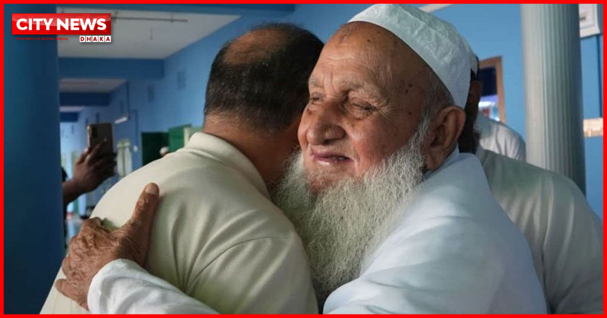 হেফাজত আমিরকে বুকে জড়িয়ে ধরলেন প্রধানমন্ত্রী