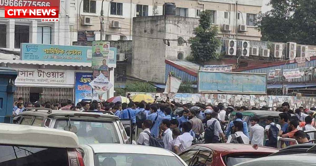 ফার্মগেটে সড়ক অবরোধ, যান চলাচল বন্ধ