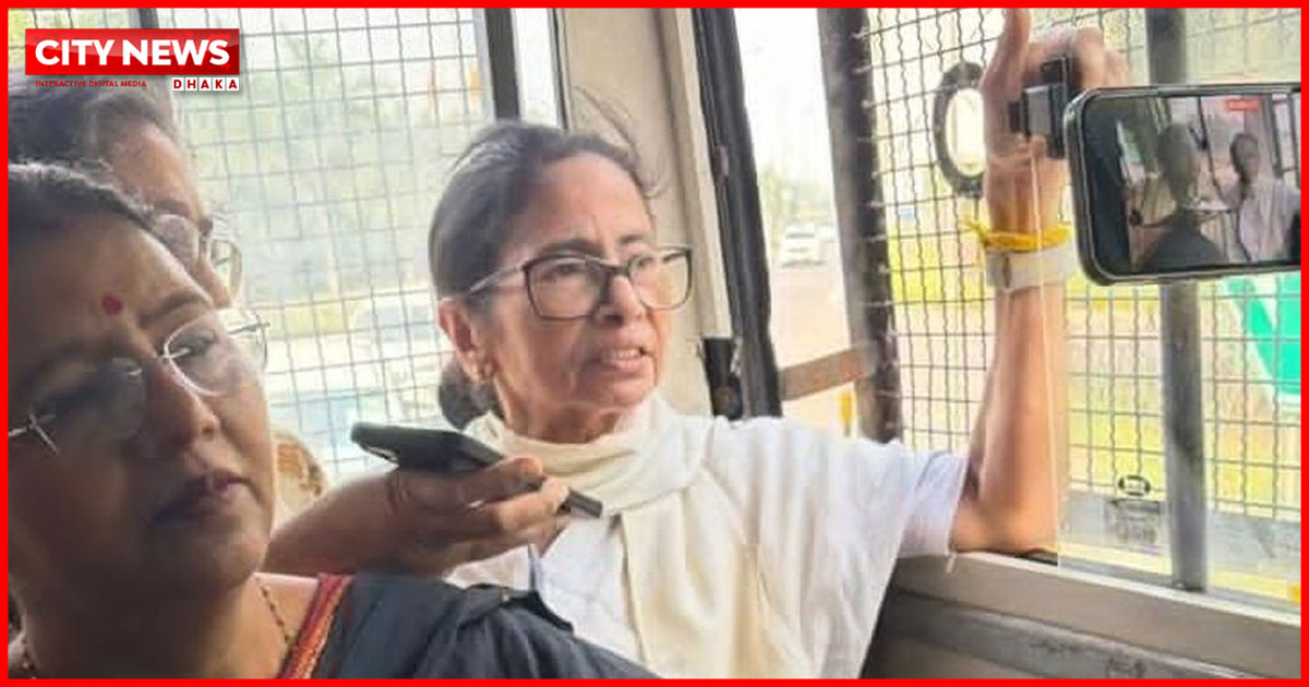 দিল্লিতে মমতা ব্যানার্জি আটক