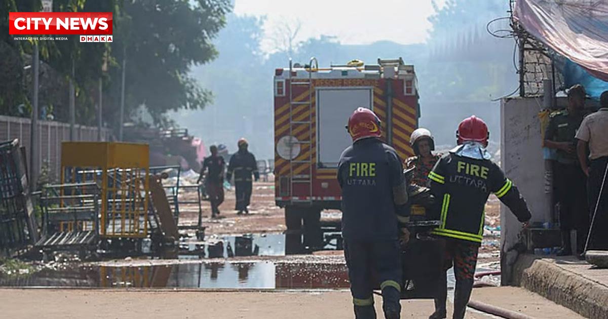 এখনো ধোঁয়া উড়ছে কার্গো ভিলেজে, চলছে উদ্ধারকাজ