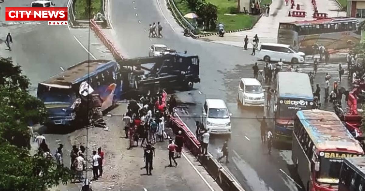 পদ্মা সেতুর মাওয়া প্রান্তে ৬ যানবাহনের সংঘর্ষ, সিসিটিভিতে লোমহর্ষক দৃশ্য