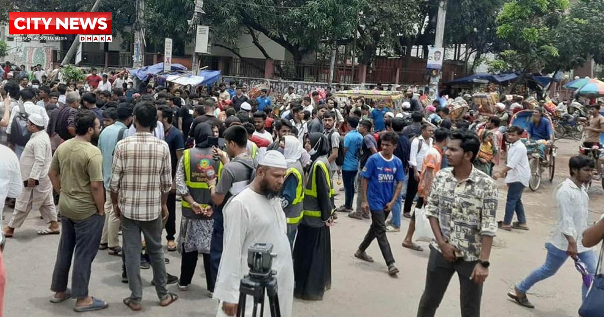 লাঠিচার্জেও সরেনি ইউআইইউ শিক্ষার্থীরা, দুর্ভোগে সাধারণ মানুষ