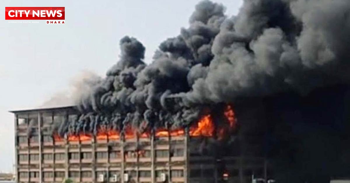 চট্টগ্রাম ইপিজেডে পোশাক কারখানায় ভয়াবহ আগুন, নিয়ন্ত্রণে ১৬ ইউনিট