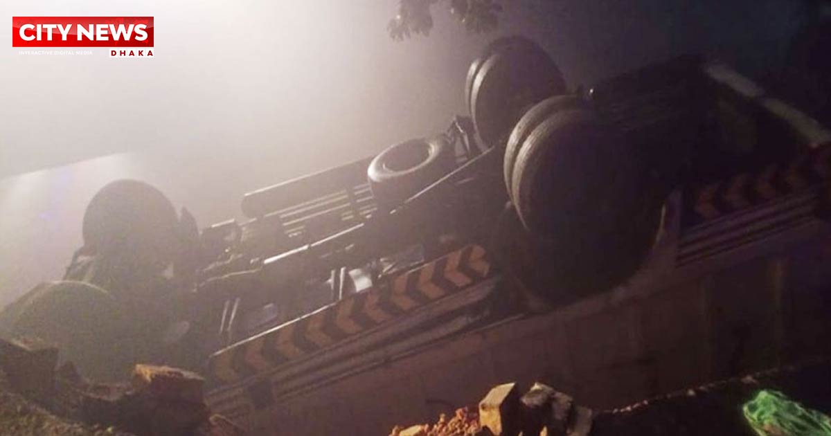 পাকিস্তানে ট্রাক খালে পড়ে প্রাণ গেল একই পরিবারের ১৪ জনের