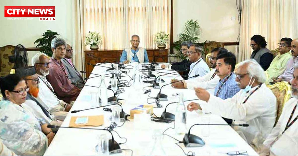 ১৩ রাজনৈতিক দলের সঙ্গে প্রধান উপদেষ্টার বৈঠক চলছে