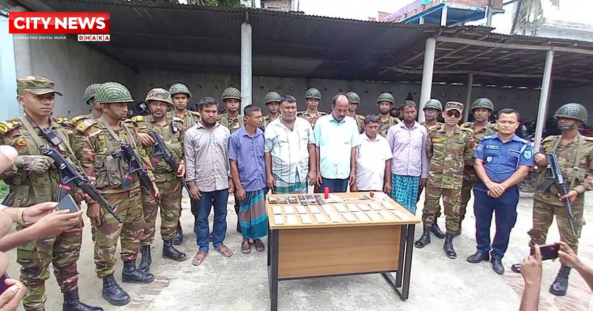 পঞ্চগড়ে সেনা অভিযানে জাল ডলারসহ আটক ৬