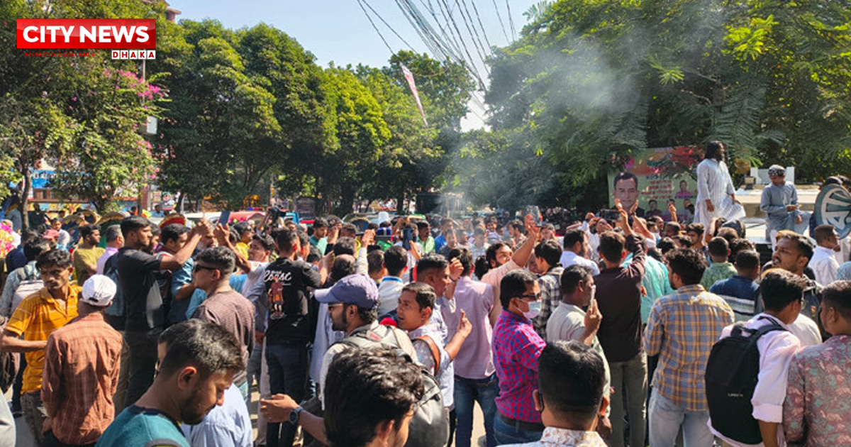 এক্সকাভেটর নিয়ে ধানমন্ডি ৩২ নম্বরে ঢোকার চেষ্টা, উত্তেজনা