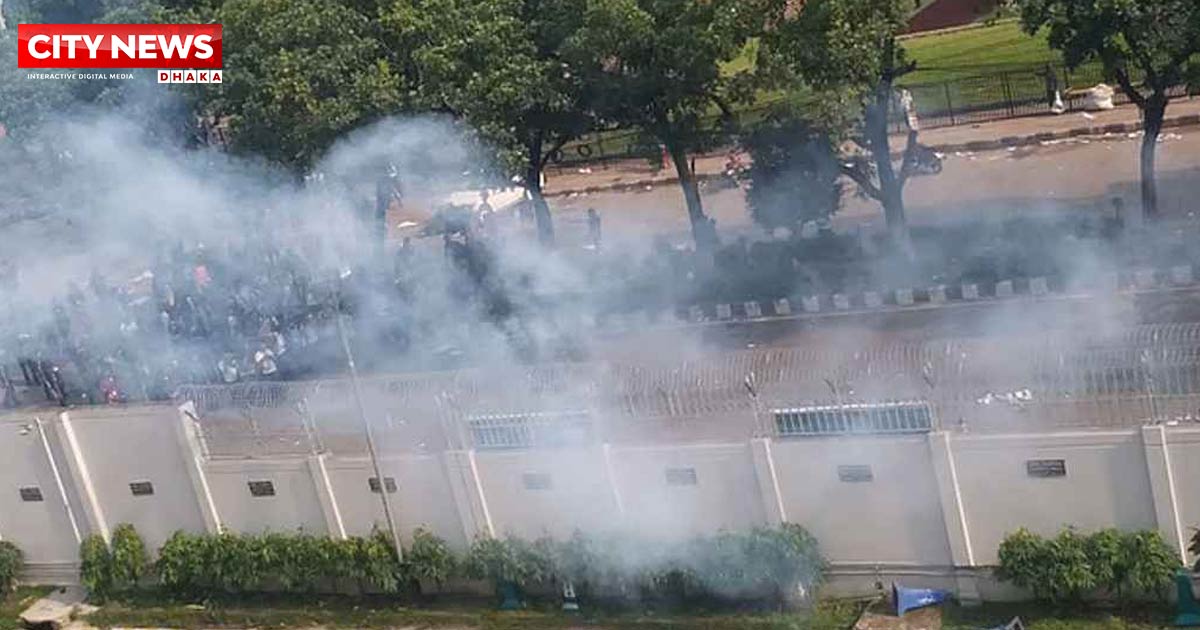 সচিবালয়ে শিক্ষার্থীদের সঙ্গে পুলিশের ধাওয়া-পাল্টা ধাওয়া