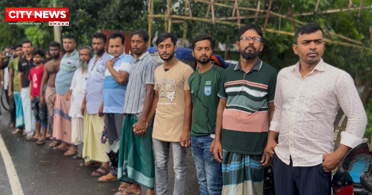 ফরিদপুরের নগরকান্দায় বাসচাপায় নারীর মৃত্যুর প্রতিবাদে মানববন্ধন, স্পিড ব্রেকার স্থাপনার দাবি