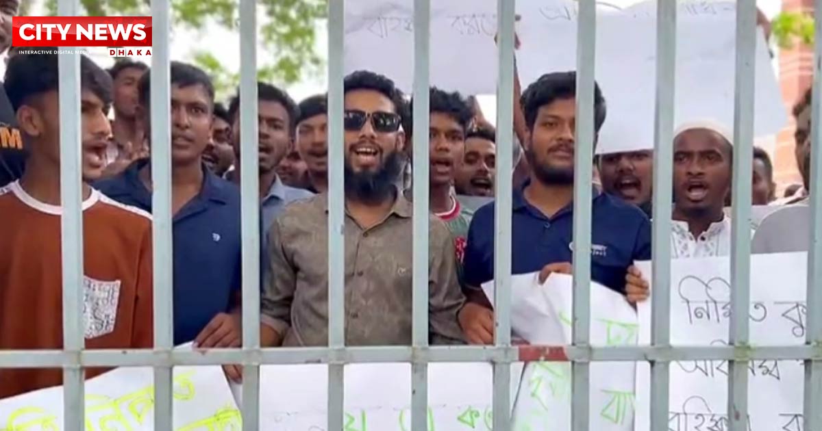 ফরিদপুরে টিটিসিতে বিক্ষোভ, অধ্যক্ষ অবরুদ্ধ