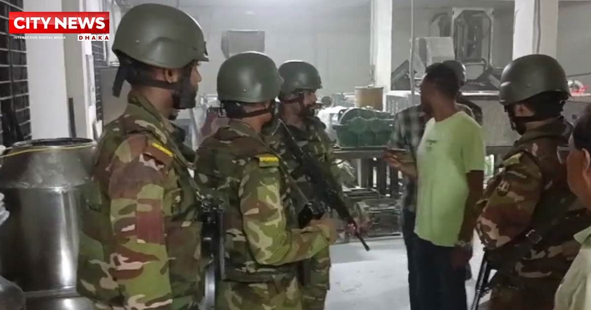 ফরিদপুরে সেফ ফুড ইন্ডাস্ট্রিতে খাদ্যে উৎপাদনে অনিয়মের অভিযোগে যৌথবাহিনীর অভিযান