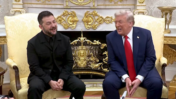 অবশেষে প্রতিজ্ঞা ভেঙে স্যুট পরে হোয়াইট হাউসে জেলেনস্কি