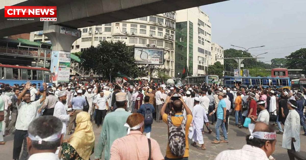 ব্যারিকেড ভেঙে শাহবাগ অবরোধ শিক্ষকদের, যানচলাচল বন্ধ