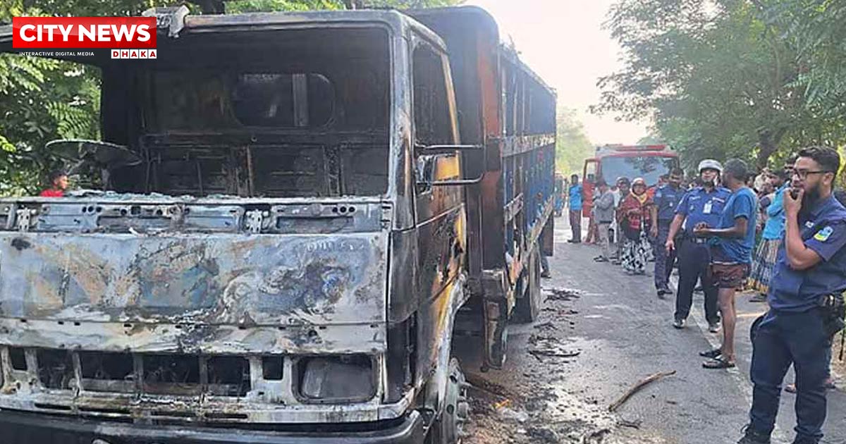 পদ্মা সেতুর সামনে এক্সপ্রেসওয়ে অবরোধ, ট্রাকে আগুন ও বাস ভাঙচুর