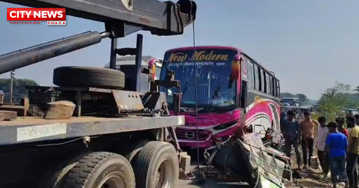 বাসচাপায় একই পরিবারের ৩ জনসহ নিহত ৪