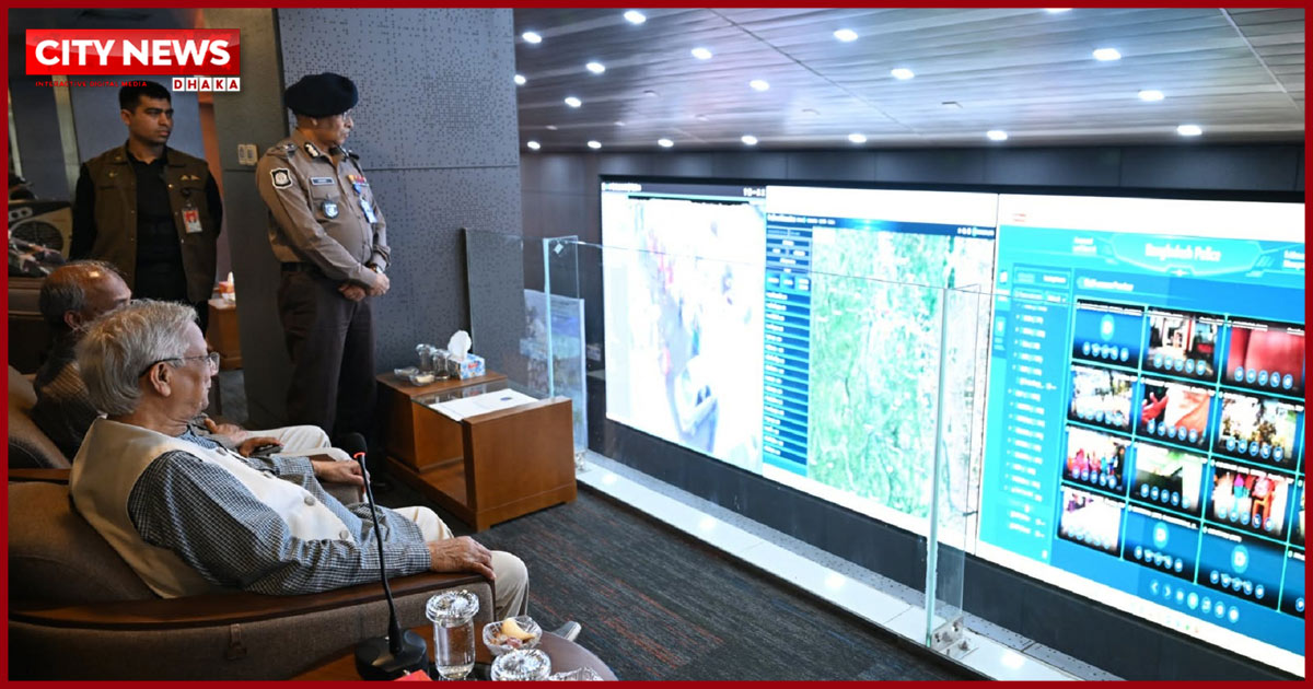 নিয়ন্ত্রণ কক্ষ থেকে সারা দেশের ভোটের চিত্র পর্যবেক্ষণ করলেন প্রধান উপদেষ্টা