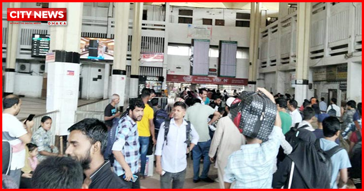 ঈদযাত্রার দ্বিতীয় দিনে রেলস্টেশনে ঘরমুখো মানুষের ভিড়