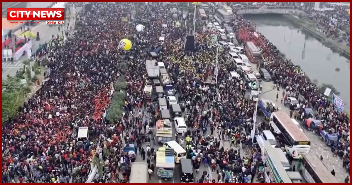 সব পথ যেন মিশেছে ৩০০ ফিট সড়কে