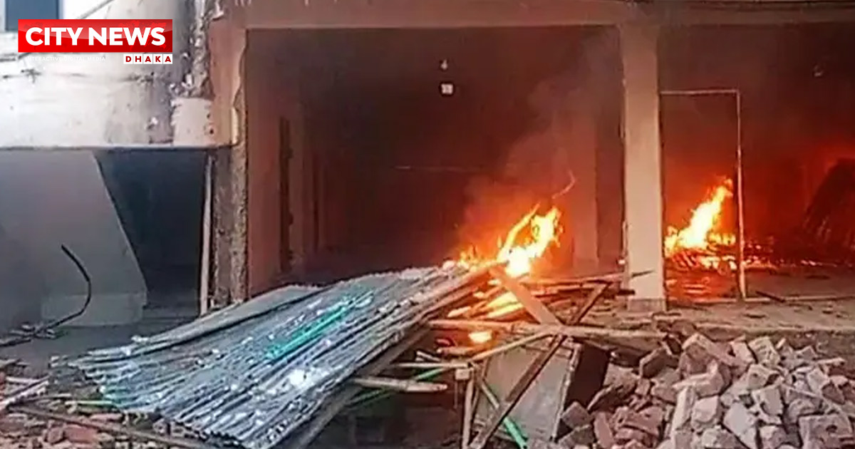 সাবেক এমপির পোড়া বাড়ি সংস্কারের চেষ্টা, ফের আগুন