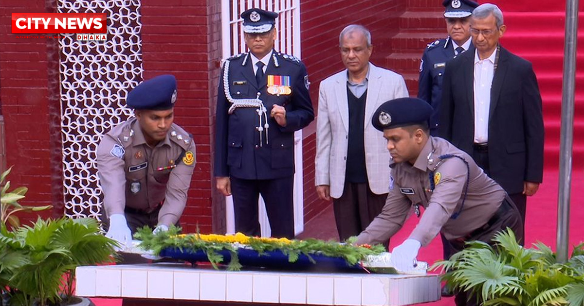 মহান বিজয় দিবসে পুলিশ স্মৃতিস্তম্ভে শ্রদ্ধা নিবেদন স্বরাষ্ট্র উপদেষ্টার