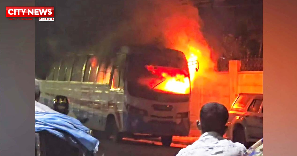 সূত্রাপুর ফায়ার সার্ভিসের সামনে বাসে আগুন