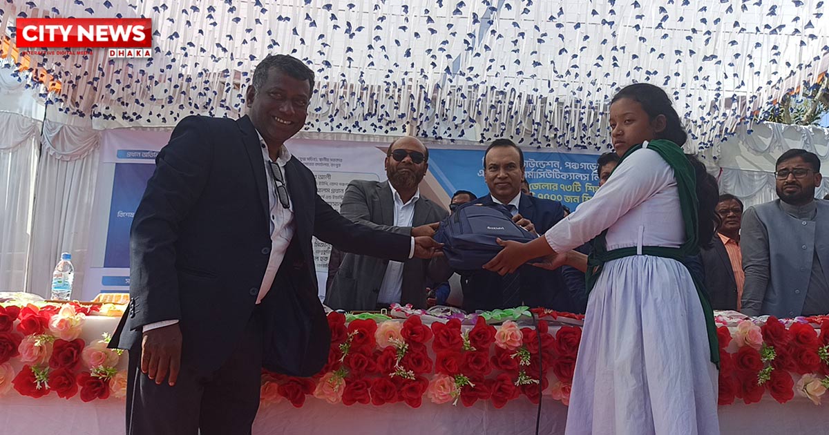 পঞ্চগড়ে বিভিন্ন শিক্ষা প্রতিষ্ঠানের শিশু শিক্ষার্থীদের নিয়ে শীত আনন্দ উৎসব, দুই হাজার শিক্ষার্থী পেল শীতবস্ত্র ও শিক্ষা উপকরণ