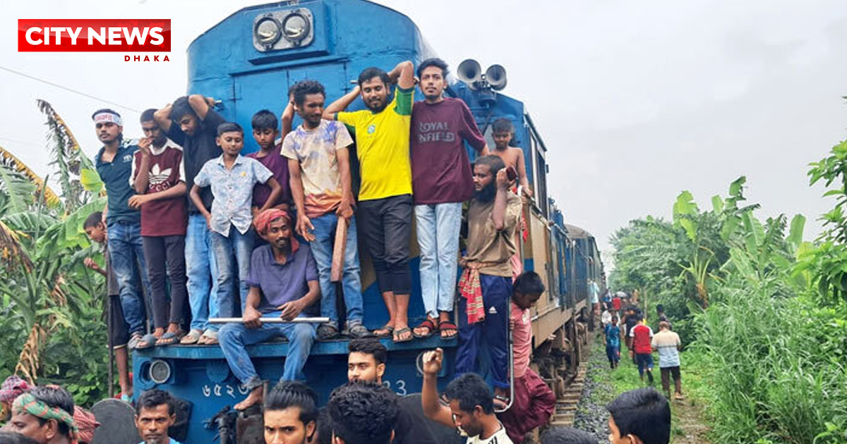 ট্রেন আটকে নামিয়ে দেওয়া হলো যাত্রীদের, নিদারুণ ভোগান্তি