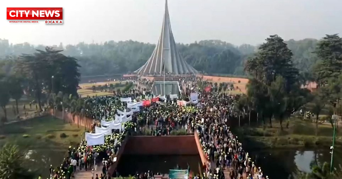 শ্রদ্ধা জানাতে জাতীয় স্মৃতিসৌধে সর্বস্তরের মানুষের ঢল