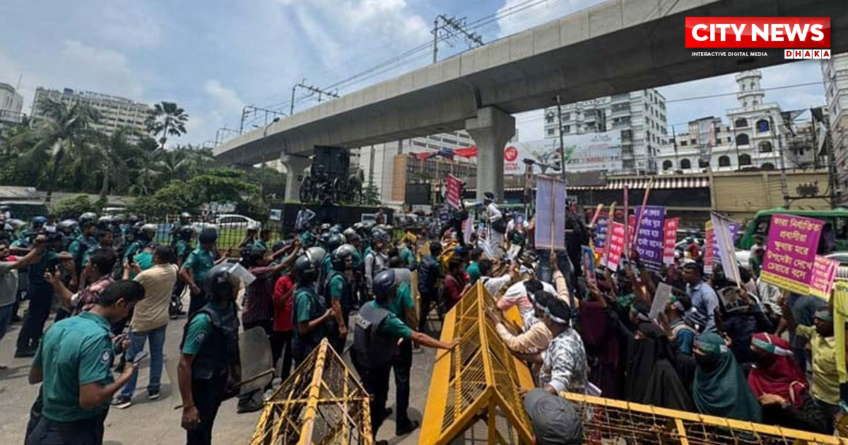 প্রধান উপদেষ্টার বাসভবন অভিমুখে মিছিল নিয়ে গণঅভ্যুত্থানের বিদেশফেরতপ্রবাসীরা
