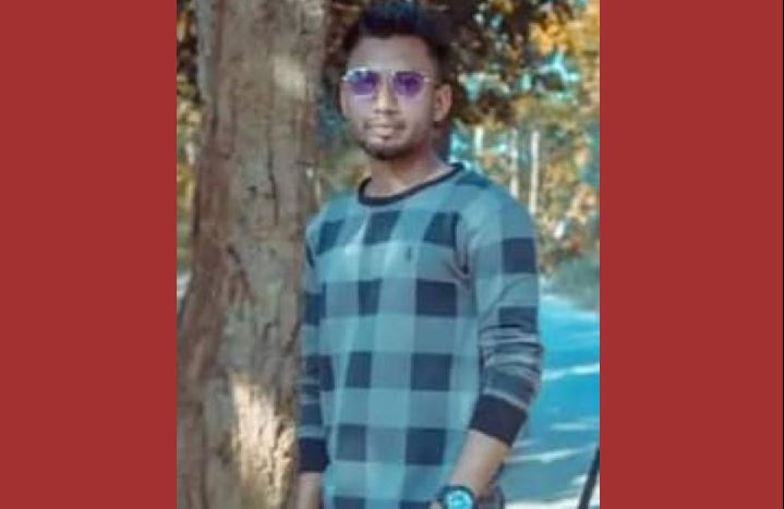 বিয়ের দাবিতে এক সন্তানের জননীর অনশন