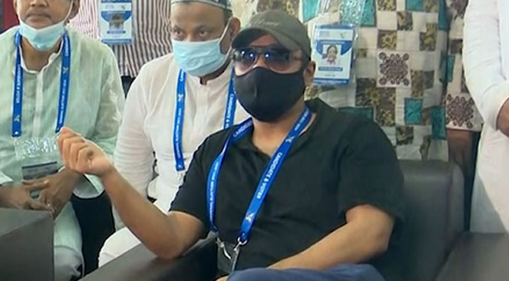 মামলার আসামি যখন প্রকাশ্যে!