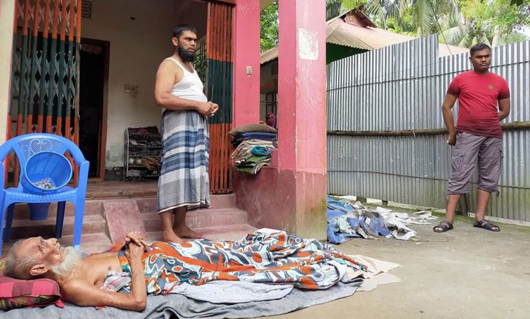 সন্তানদের সম্পত্তি দিয়ে আজ ঘরে জায়গা হয় না অসুস্থ বাবার!