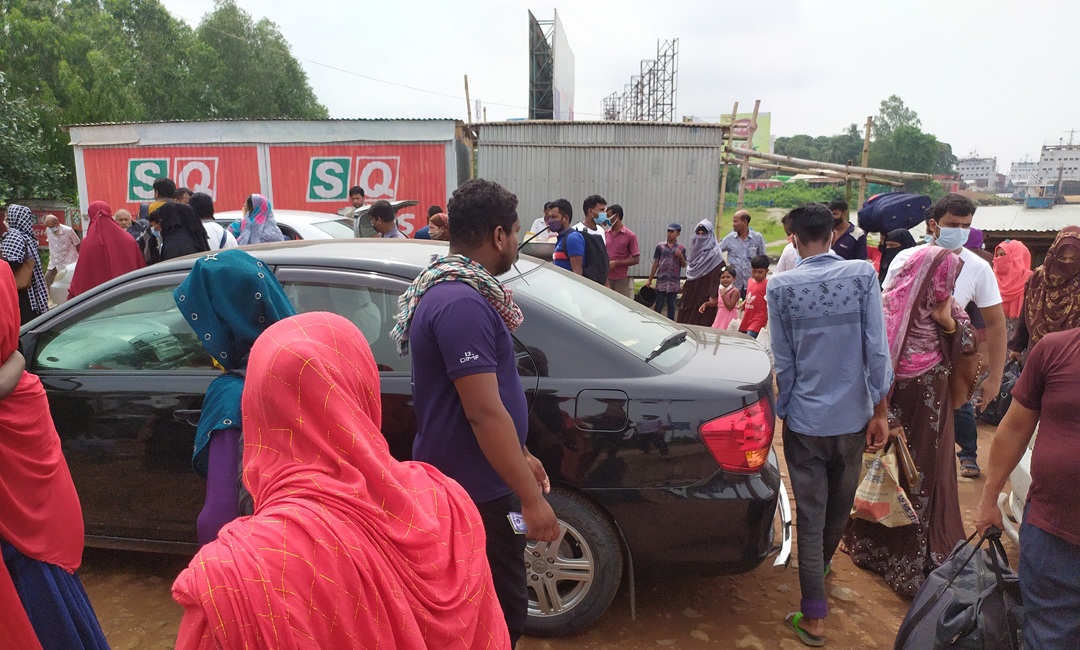 আজও কর্মস্থলে ফিরছে মানুষ, গুনতে হচ্ছে অতিরিক্ত ভাড়া