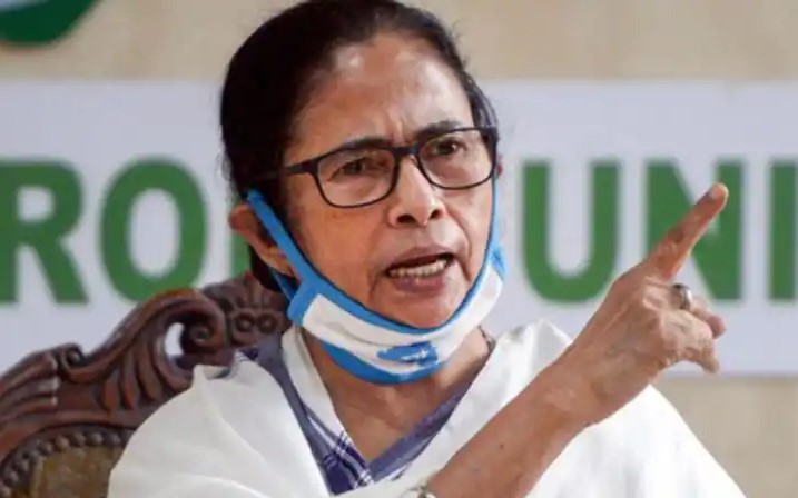 আমাকেও গ্রেফতার করতে হবে- না হলে বের হব না : মমতা