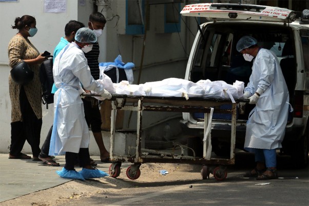 আরও ১৩ হাজার প্রাণ কেড়ে নিল করোনা