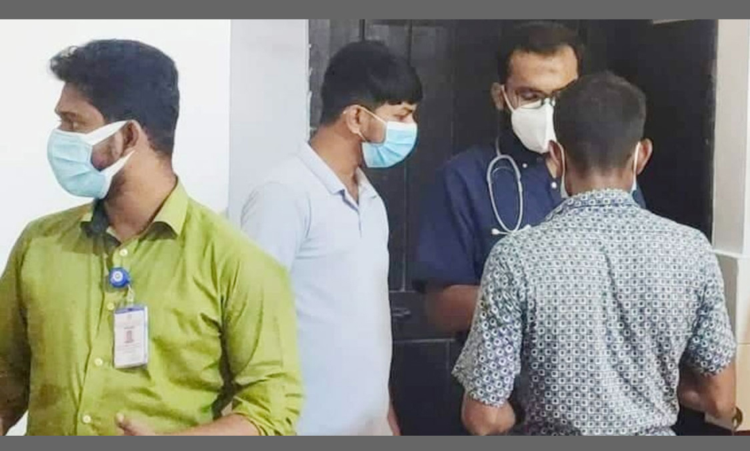 বাধ্যতামূলক কোয়ারেন্টিন ছেড়ে রোগী দেখছেন চিকিৎসক